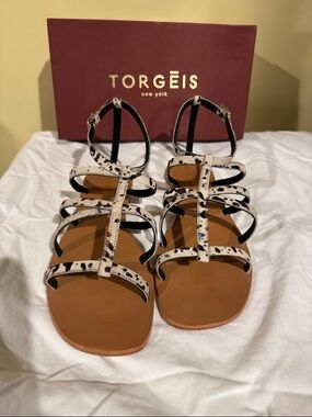 NIB Torgeis Syrene flats sandals.